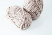 Load image into Gallery viewer, Beginner Knitting Kit, Super Chunky hat kit, knitting kit for beginners, Chunky knit beanie kit, Christmas gift