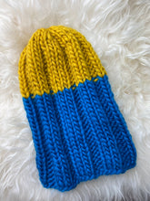 Load image into Gallery viewer, Knitting Kit for Beginner, Blue Knit hat kit, beginner knitting kit, Knitting tool kit for beginners, Chunky yarns kit, Big merino wool kit