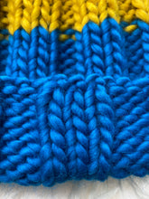 Load image into Gallery viewer, Knitting Kit for Beginner, Blue Knit hat kit, beginner knitting kit, Knitting tool kit for beginners, Chunky yarns kit, Big merino wool kit